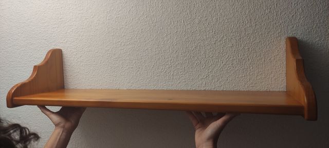 Estante de madera de pino