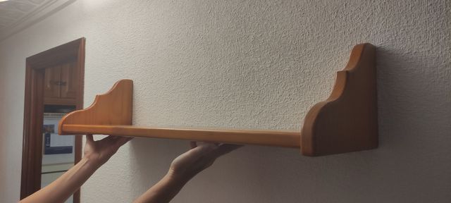 Estante de madera de pino