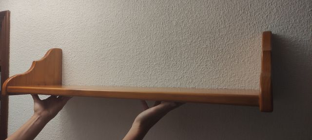 Estante de madera de pino