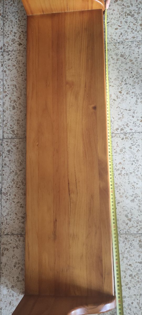 Estante de madera de pino