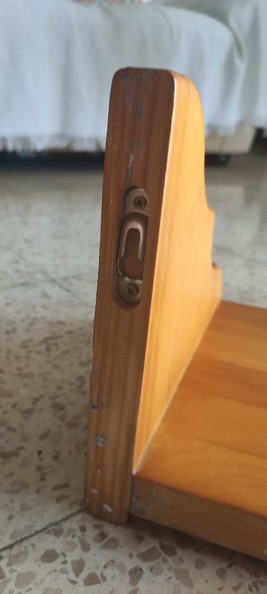 Estante de madera de pino