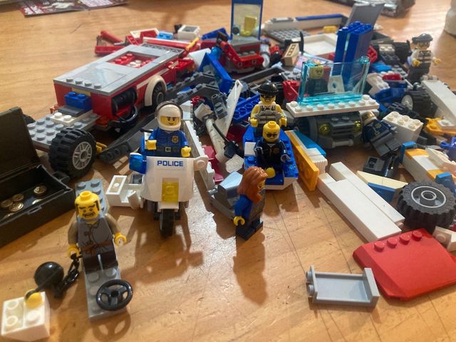 Muñecos y piezas lego