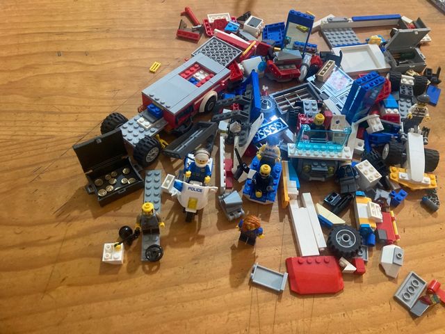 Muñecos y piezas lego