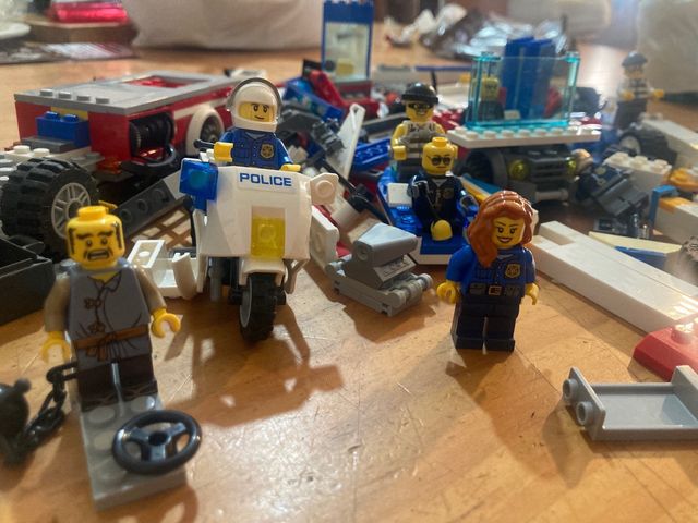 Muñecos y piezas lego