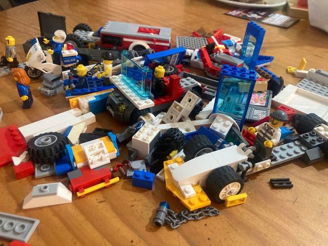 Muñecos y piezas lego