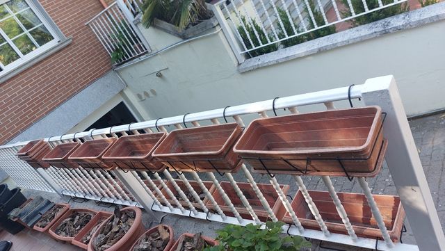 Macetas de plástico con su bandeja