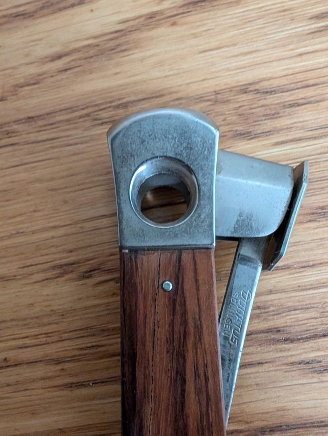 Cortapuros de metal y madera