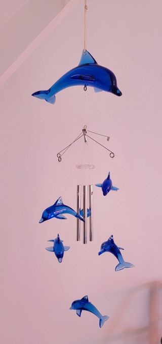 Carillón de viento con delfín azul