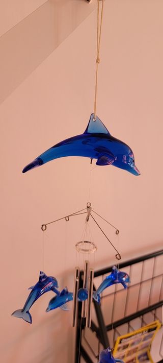 Carillón de viento con delfín azul