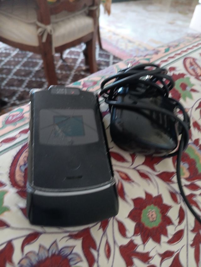 Cellulare motorola nero con caricabatteria
