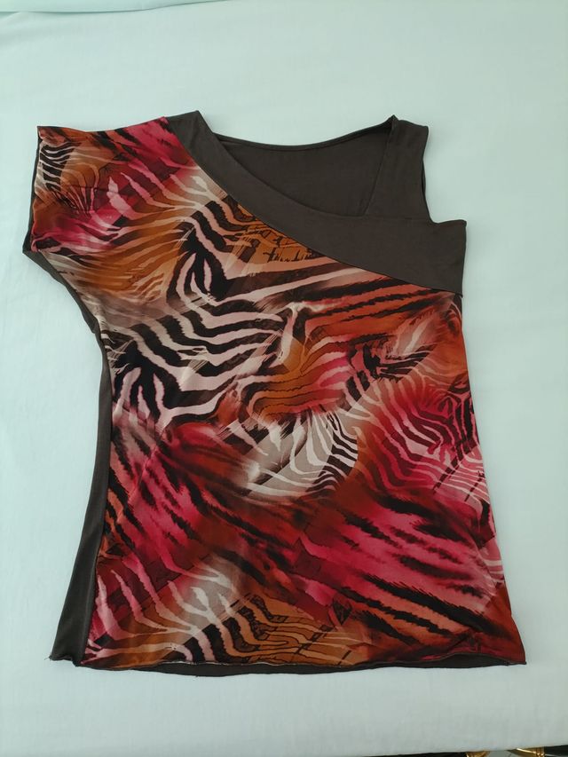 Maglia fantasia in viscosa.