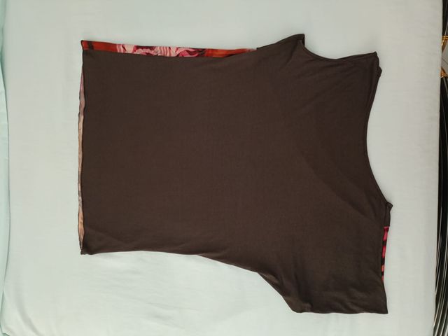 Maglia fantasia in viscosa.