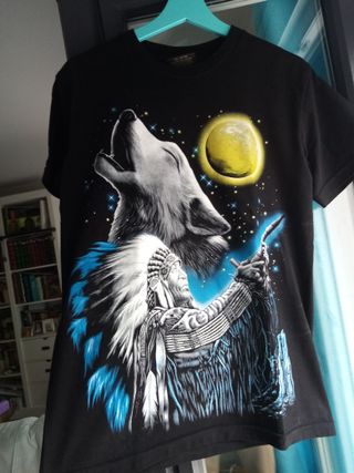 Camiseta negra con dibujo de mangas cortas