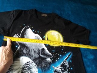 Camiseta negra con dibujo de mangas cortas