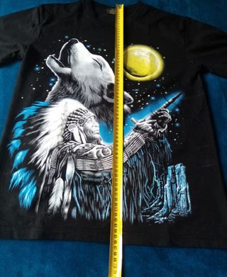 Camiseta negra con dibujo de mangas cortas