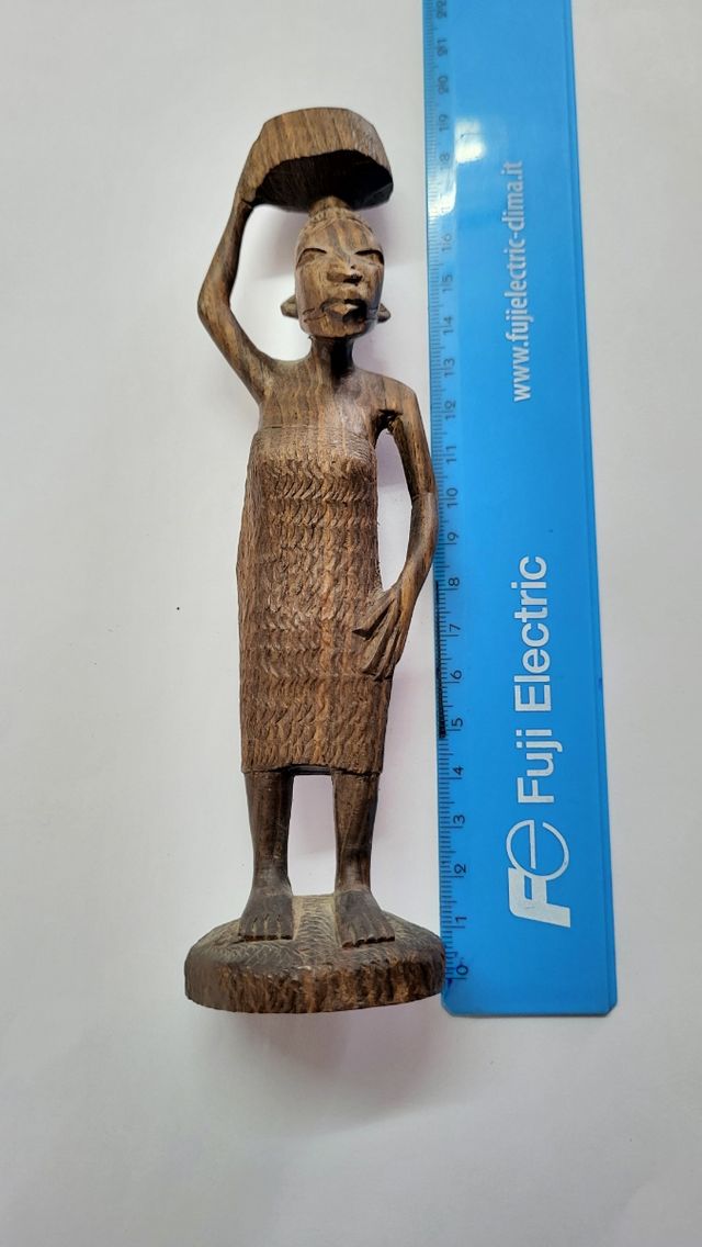 Statua etnica in legno fatta a mano