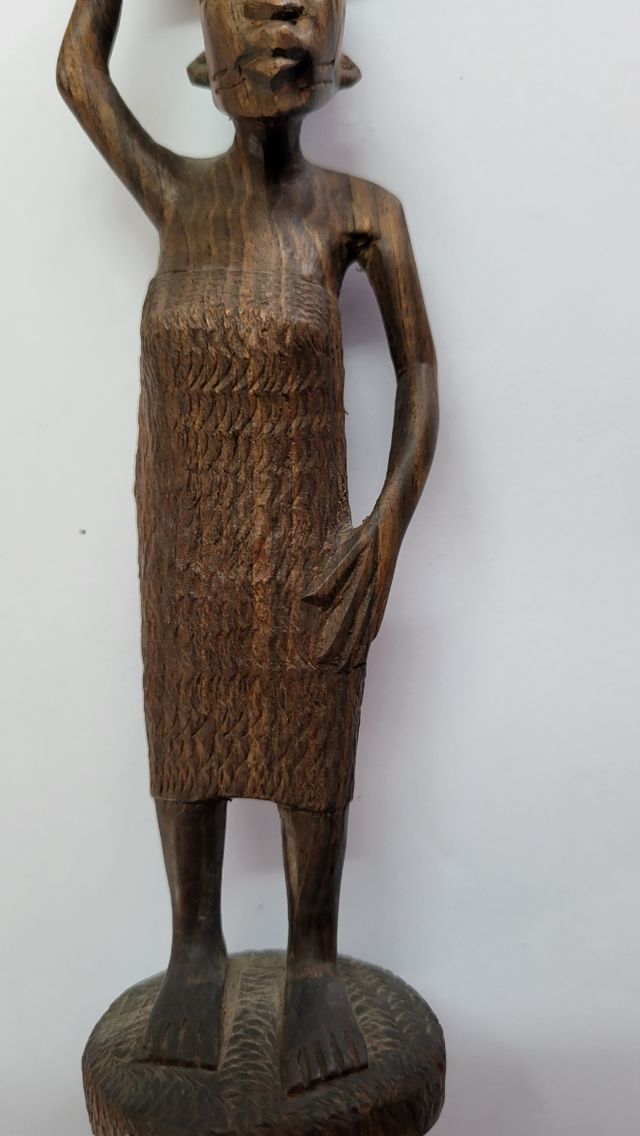 Statua etnica in legno fatta a mano