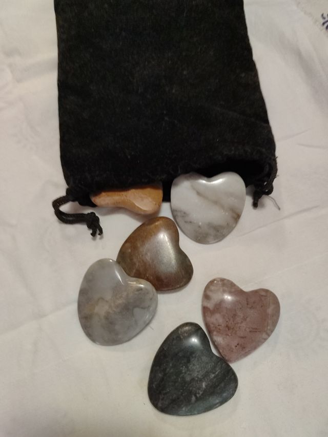 6 corazones de piedra