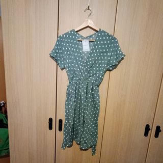 Vestido de topos verde-azulado.