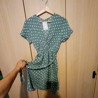 Vestido de topos verde-azulado.