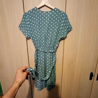 Vestido de topos verde-azulado.