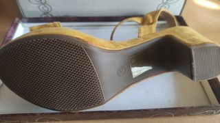 Tacones amarillos