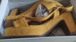 Tacones amarillos