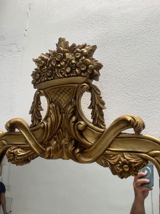 Espejo con jarrón floral de penacho