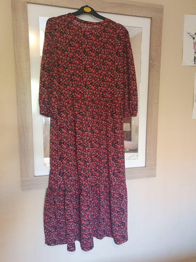 Vestido rojo con flores Stradivarius