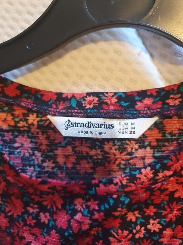 Vestido rojo con flores Stradivarius