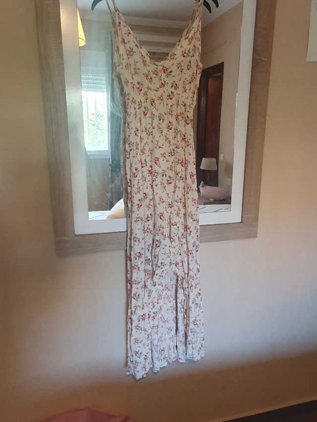 Vestido beige con flores Stradivarius