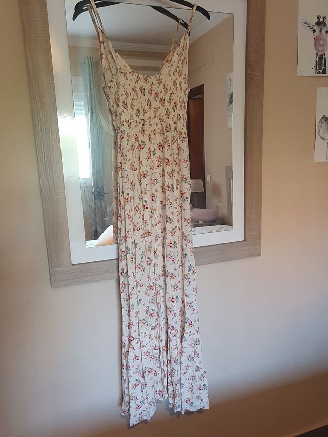 Vestido beige con flores Stradivarius