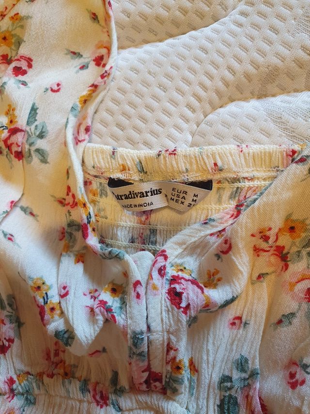 Vestido beige con flores Stradivarius