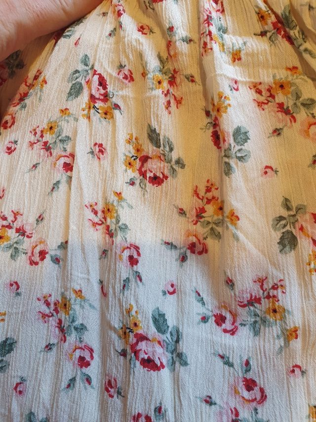 Vestido beige con flores Stradivarius