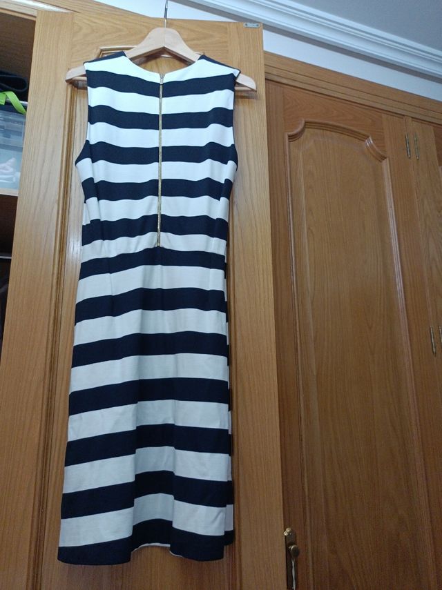 Vestido de rayas azul marino y blancas