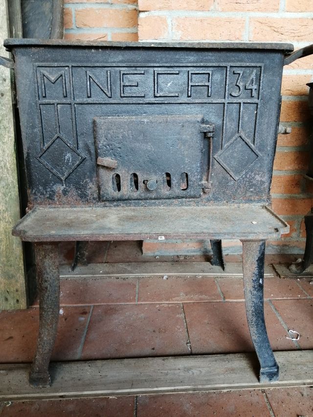 Stufa antica in ghisa