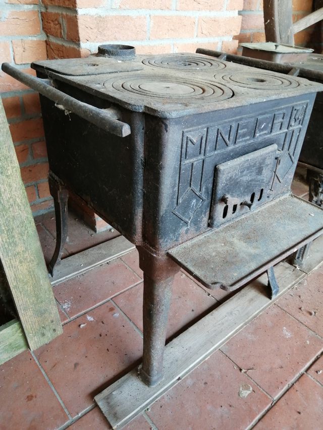 Stufa antica in ghisa