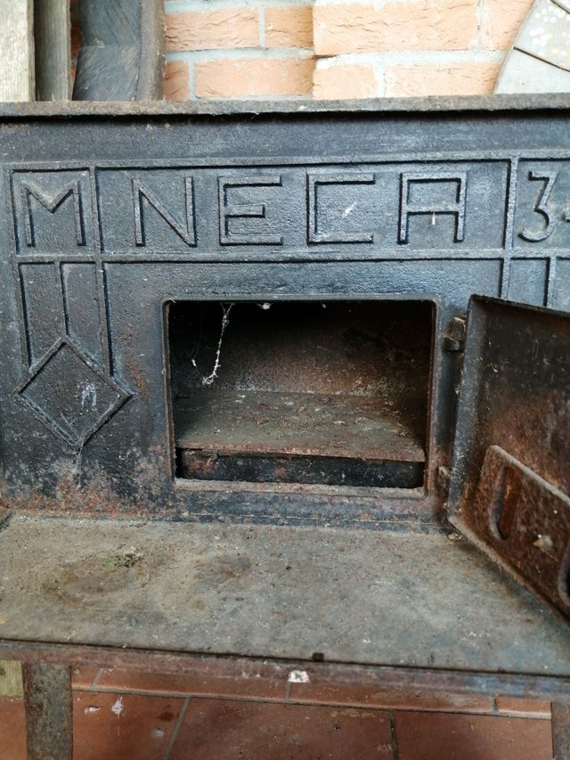 Stufa antica in ghisa