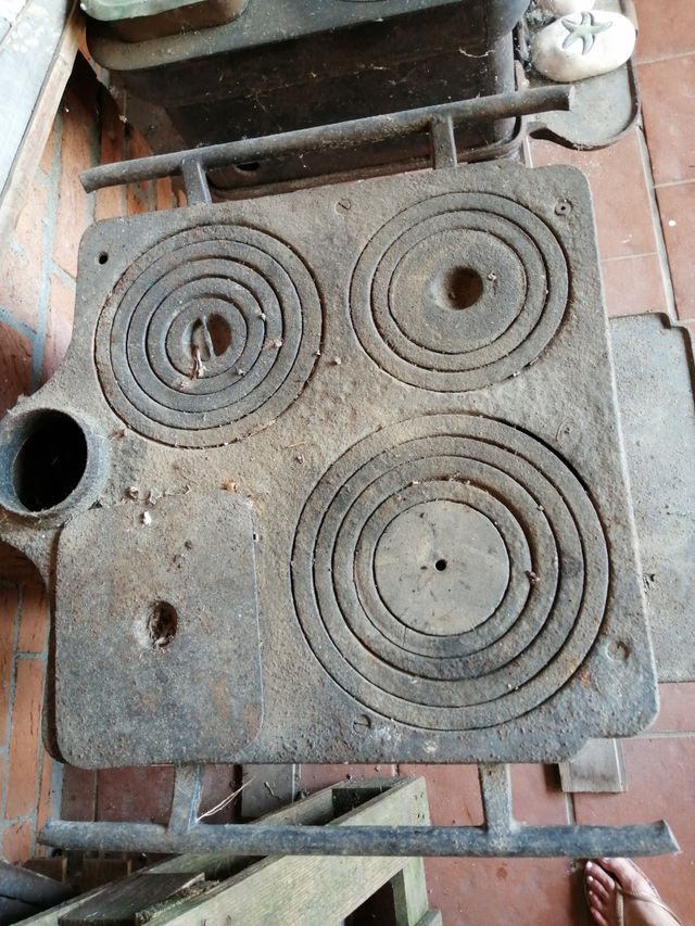 Stufa antica in ghisa