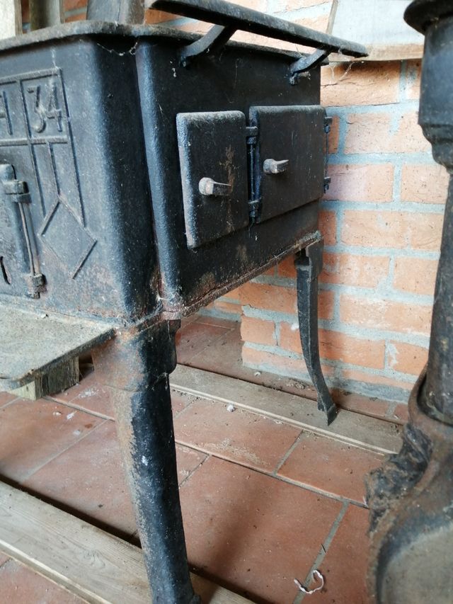 Stufa antica in ghisa