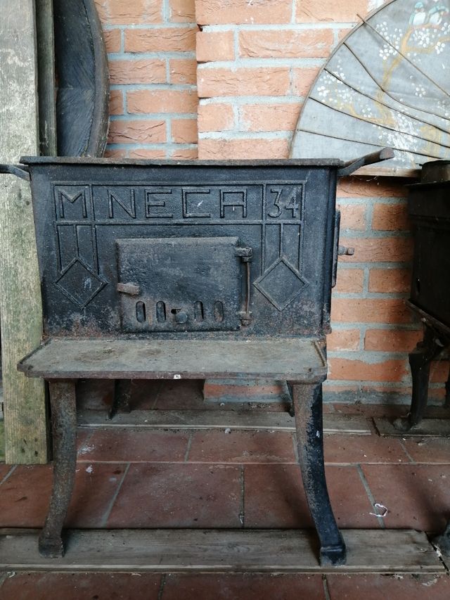 Stufa antica in ghisa