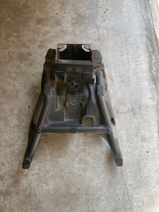 Tapa soporte bateria Burgman 650