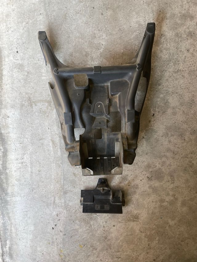 Tapa soporte bateria Burgman 650