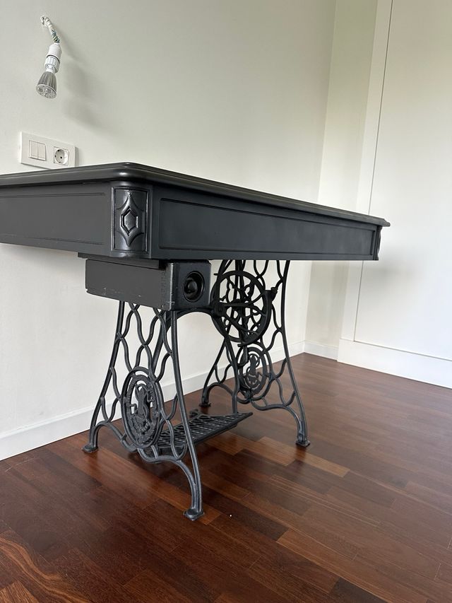 Mesa negra con pie de maquina de coser Zinger