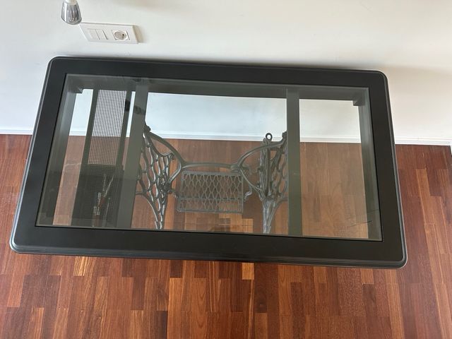 Mesa negra con pie de maquina de coser Zinger