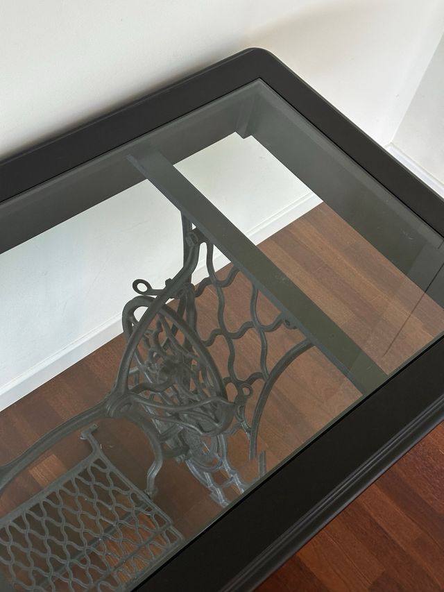 Mesa negra con pie de maquina de coser Zinger