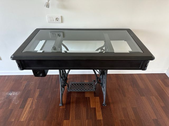 Mesa negra con pie de maquina de coser Zinger
