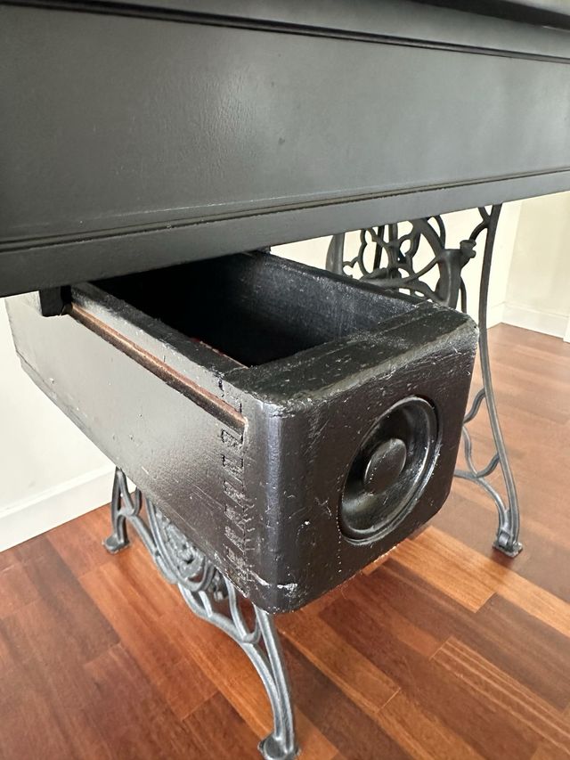 Mesa negra con pie de maquina de coser Zinger