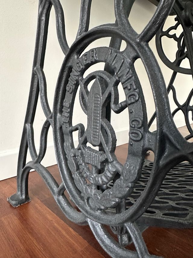 Mesa negra con pie de maquina de coser Zinger