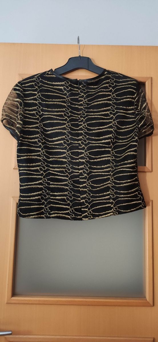 Blusa negra con detalles en dorado